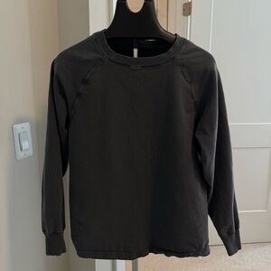 Grey crew neck sweatshirt with a relaxed fit #relaxedfashion